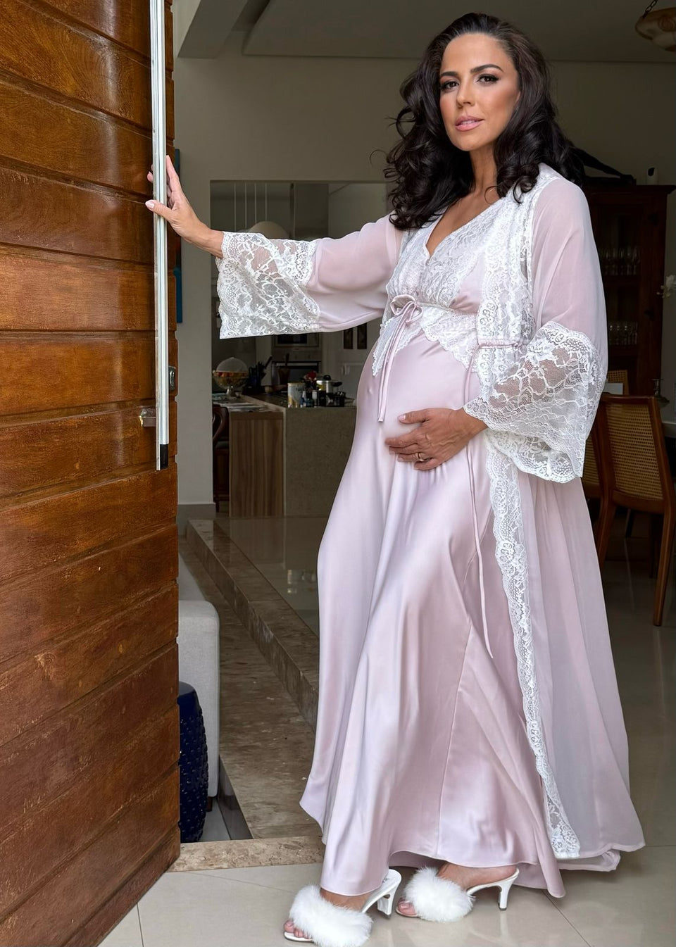 Conjunto Gestante Longo em Cetim Gloss Rosa com Renda Branca
