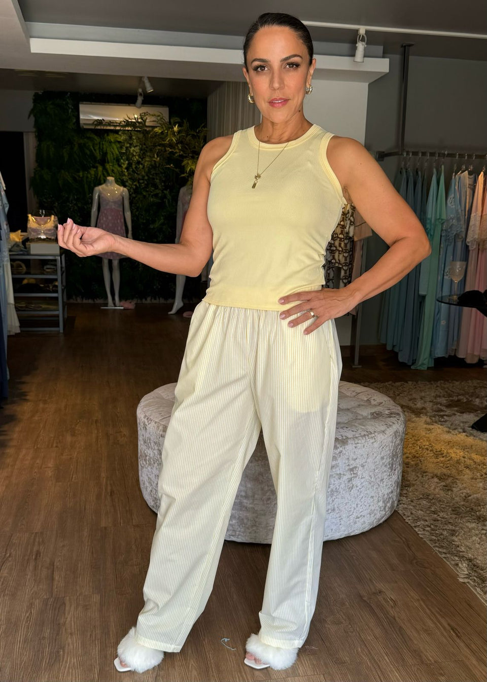 Pijama com Calça Risca de Giz e Blusa Regata Amarelo