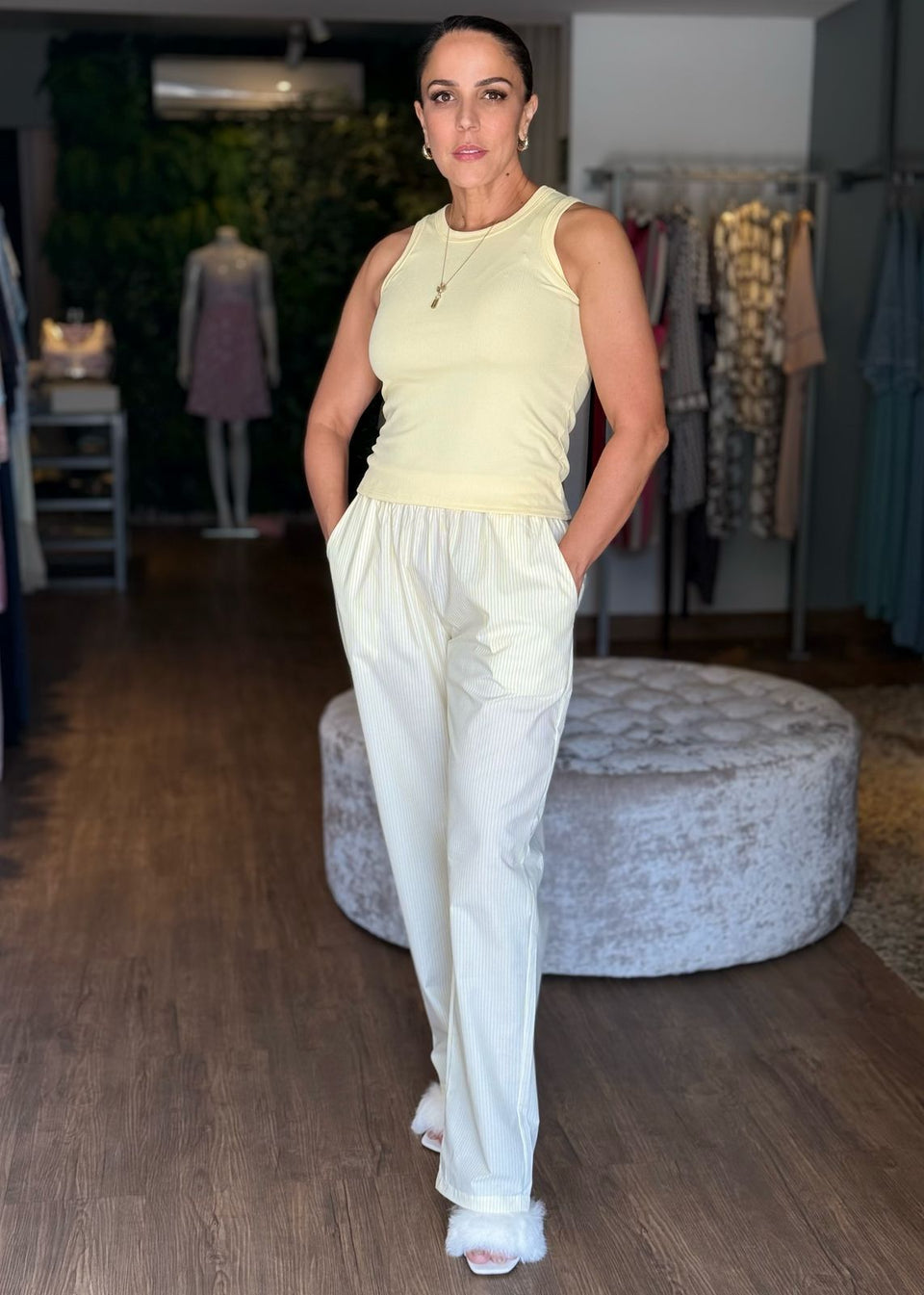 Pijama com Calça Risca de Giz e Blusa Regata Amarelo