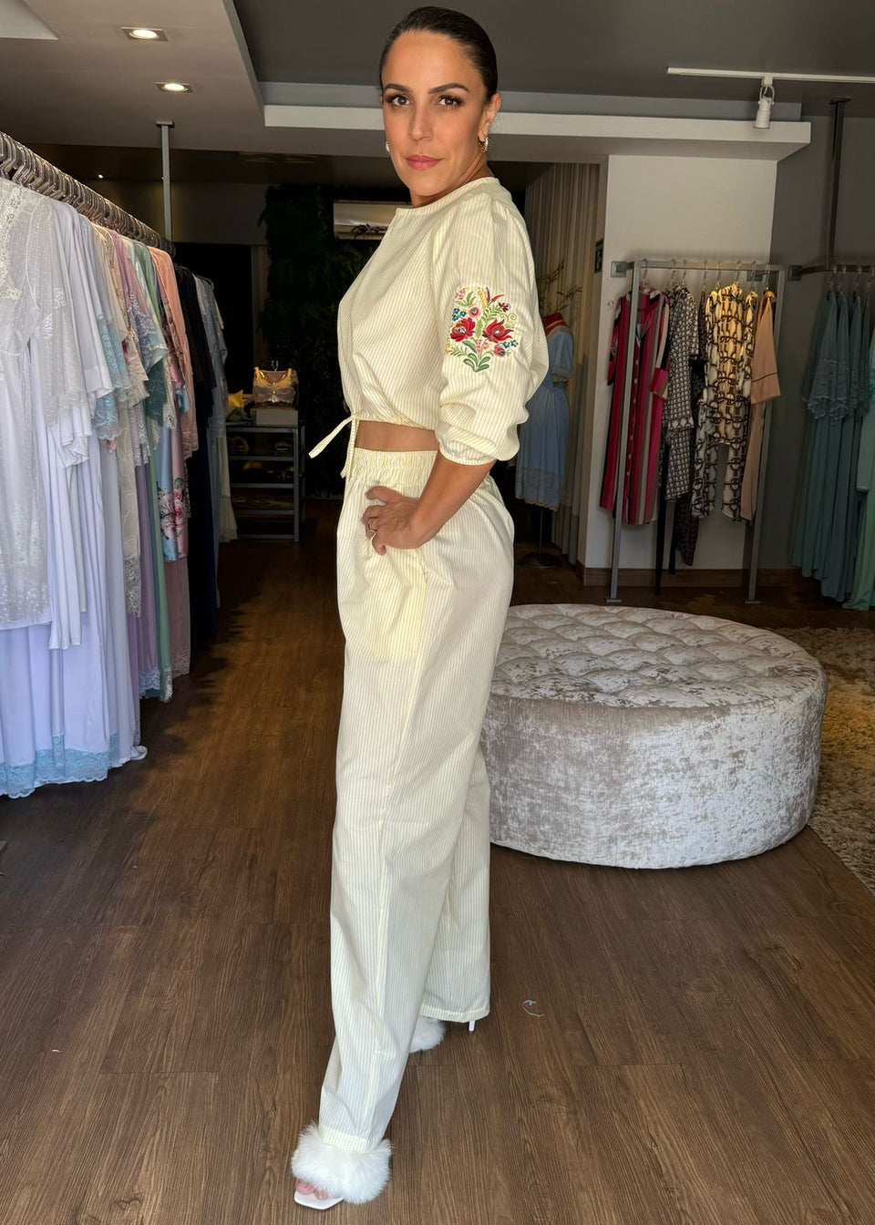 Pijama com Calça Risca de Giz Bordado Amarelo