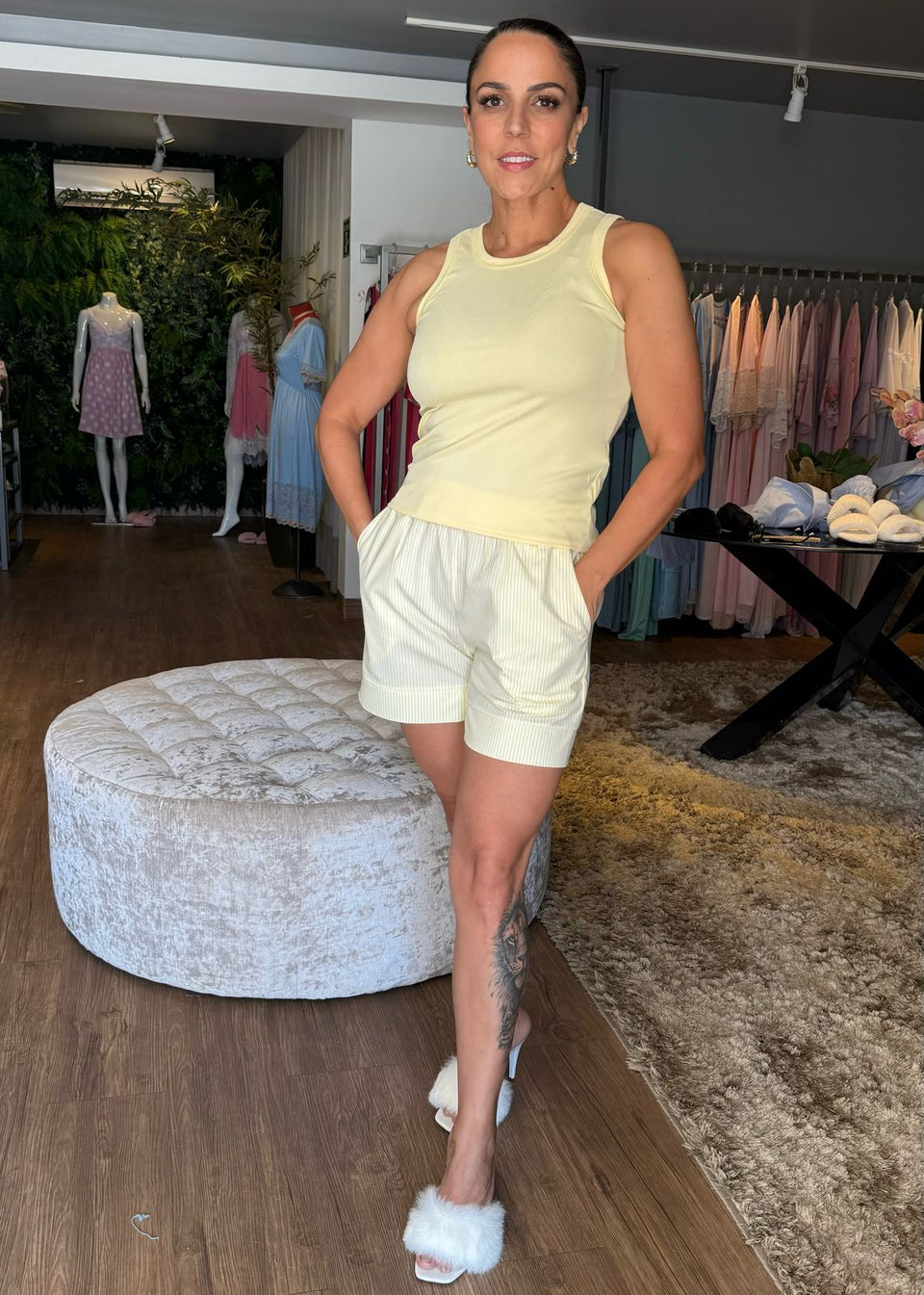 Pijama com Short Risca de Giz e Blusa Regata Amarelo
