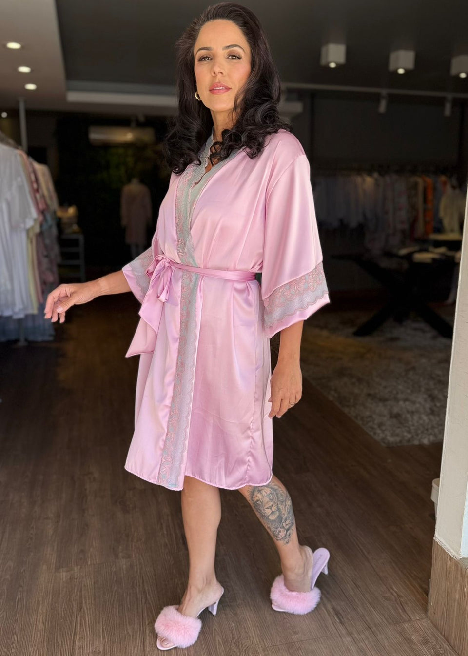 Robe Curto em Cetim Gloss Rosa com Renda Bicolor