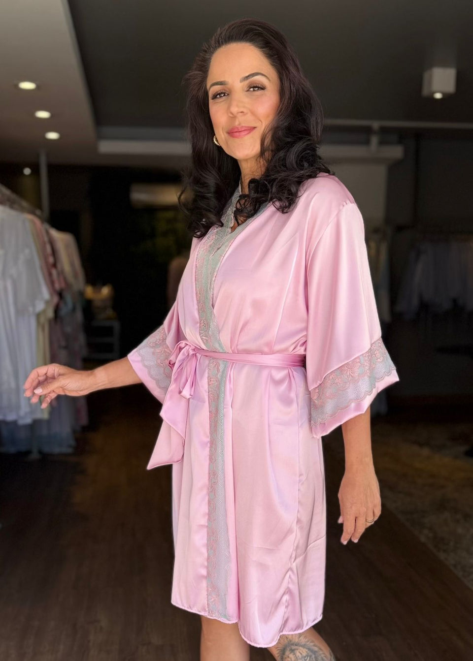 Robe Curto em Cetim Gloss Rosa com Renda Bicolor