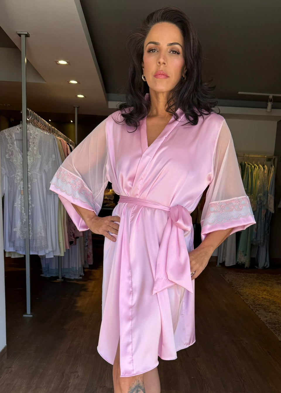 Robe Curto em Cetim Gloss Rosa com Renda Bicolor