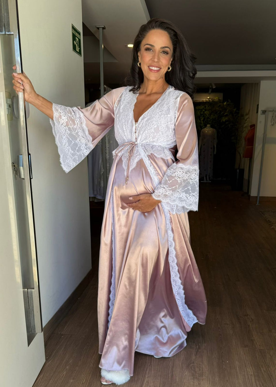 Conjunto Gestante Longo em Cetim Gloss Rosa com Renda Branca