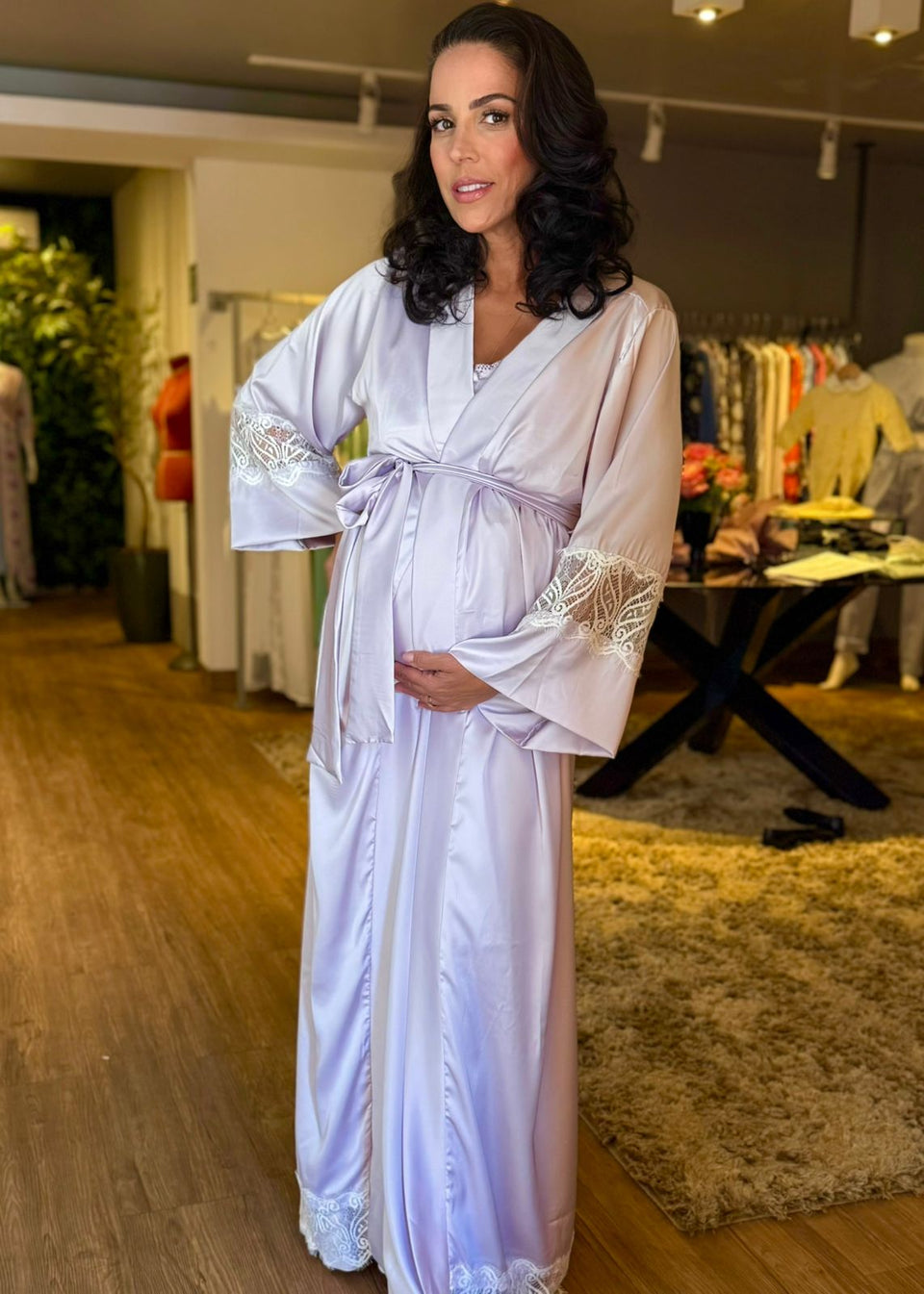 Conjunto Gestante Longo em Cetim Gloss Lilás com Renda Branca