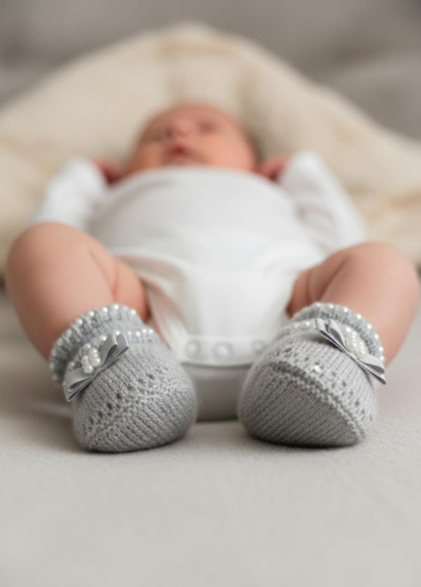 Sapatinho de Tricot Cinza com Pérolas