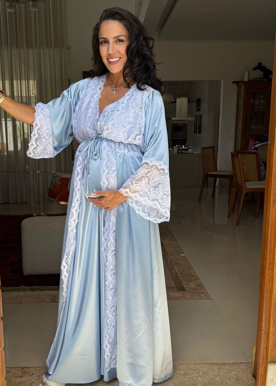 Conjunto Gestante Longo em Cetim Gloss Azul Bebê com Renda Branca