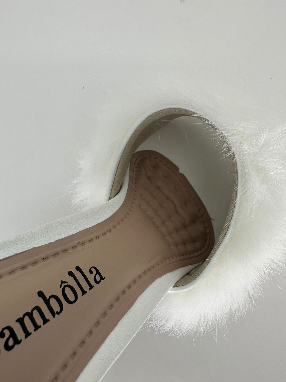 Chinelo de Quarto com Pluminhas e Salto Branco